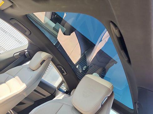 Certified 2025 Porsche Taycan image 12