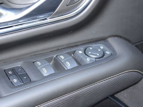 Used 2024 GMC Yukon SLT w/ SLT Luxury Package image 22