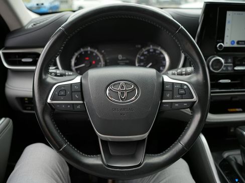 Used 2024 Toyota Highlander XLE FWD image 11