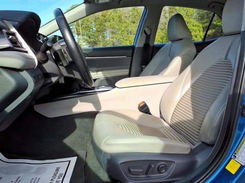 Used 2019 Toyota Camry L image 14