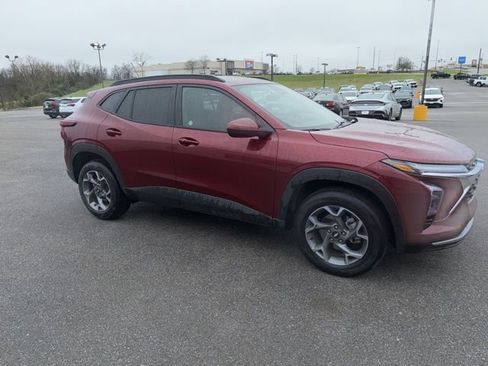 Used 2025 Chevrolet Trax LT w/ LT Convenience Package image 9