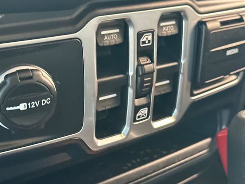 Used 2019 Jeep Wrangler Unlimited Sahara AWD/4WD image 14