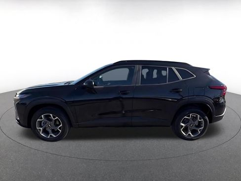 Used 2025 Chevrolet Trax LT FWD image 9