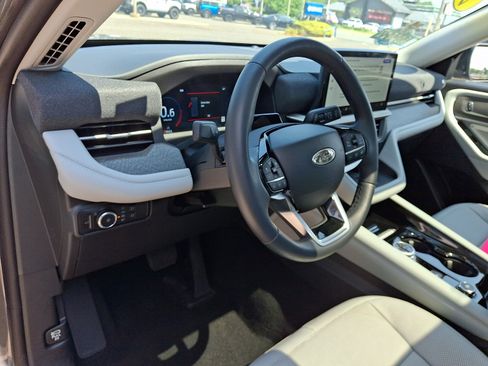 Used 2025 Ford Explorer Platinum w/ Ultimate Package AWD/4WD image 17