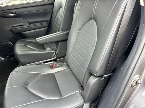 Used 2024 Toyota Highlander XLE AWD/4WD image 12