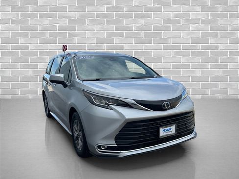 Used 2023 Toyota Sienna XLE FWD image 6