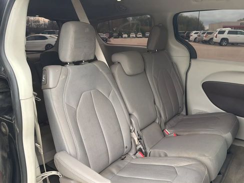 Used 2017 Chrysler Pacifica Touring image 72
