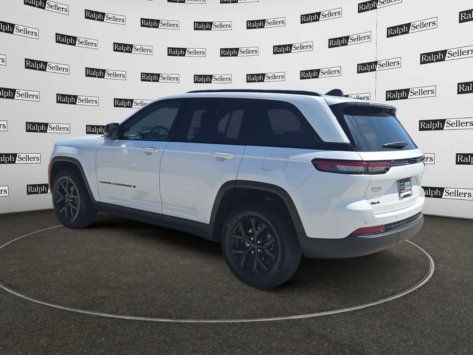 Used 2025 Jeep Grand Cherokee Altitude AWD/4WD image 4