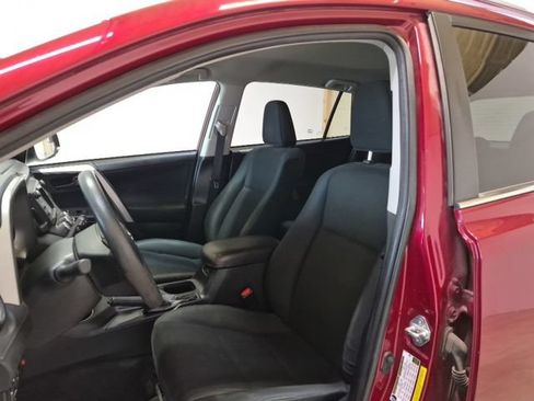 Used 2018 Toyota RAV4 LE FWD image 11