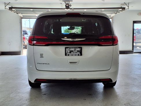 Used 2022 Chrysler Pacifica Touring-L FWD image 18