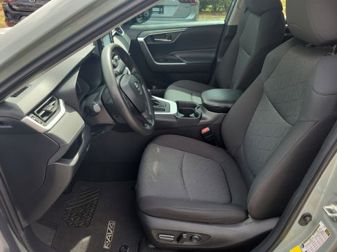 Used 2020 Toyota RAV4 XLE w/ Convenience Package FWD image 21