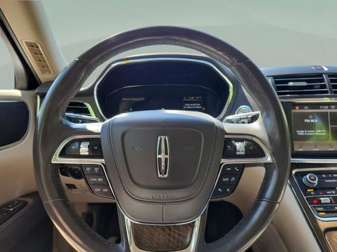 Used 2017 Lincoln Continental Select FWD image 17