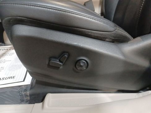 Used 2024 Chrysler Pacifica Select image 14