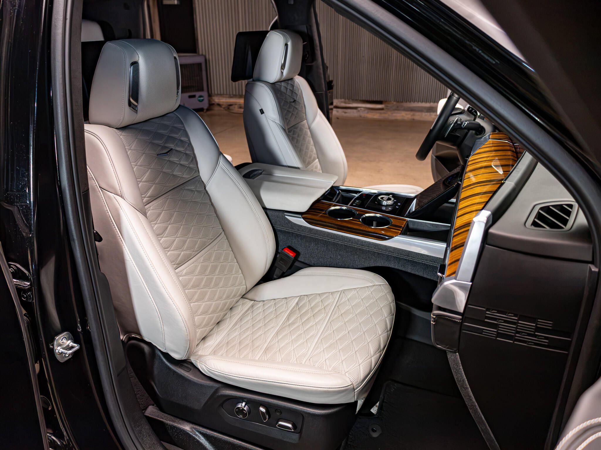 Used 2025 Cadillac Escalade Sport Platinum w/ LPO, Floor Liner Package AWD/4WD image 27
