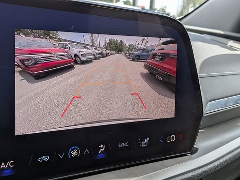 Certified 2025 Chevrolet Traverse LT FWD image 36