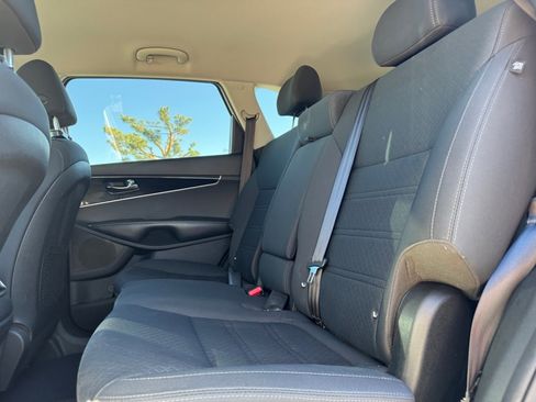 Used 2020 Kia Sorento LX w/ LX I4 Convenience Package image 17