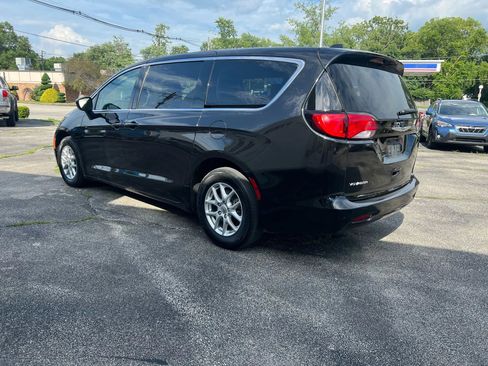 Used 2022 Chrysler Voyager LX image 2