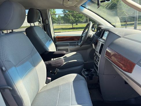 Used 2009 Chrysler Town & Country Touring FWD image 10
