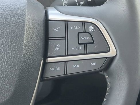 Certified 2025 Toyota Highlander XLE image 26