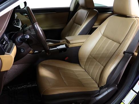Used 2017 Lexus ES 350 w/ Luxury Package FWD image 4