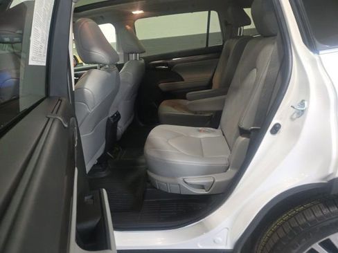 Used 2023 Toyota Highlander Platinum image 18