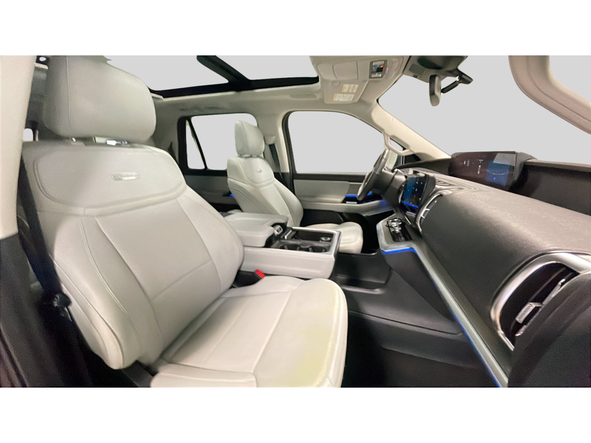 Used 2025 Ford Expedition Platinum w/ Driver's Package AWD/4WD image 19