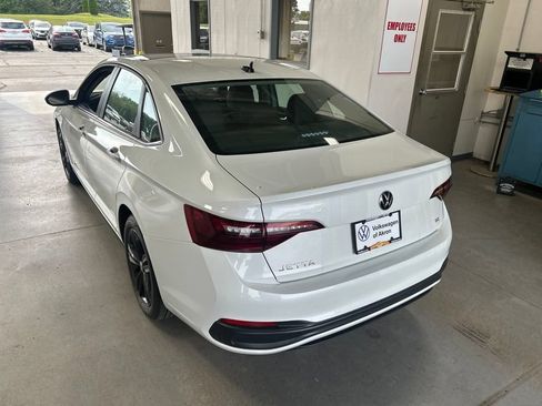 Used 2023 Volkswagen Jetta SE FWD image 7