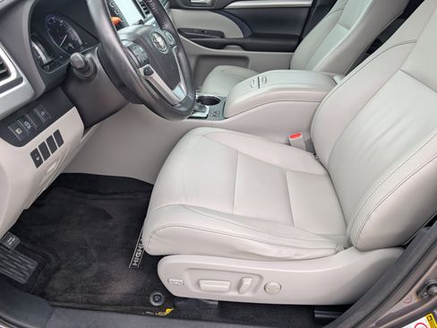 Used 2017 Toyota Highlander XLE FWD image 9