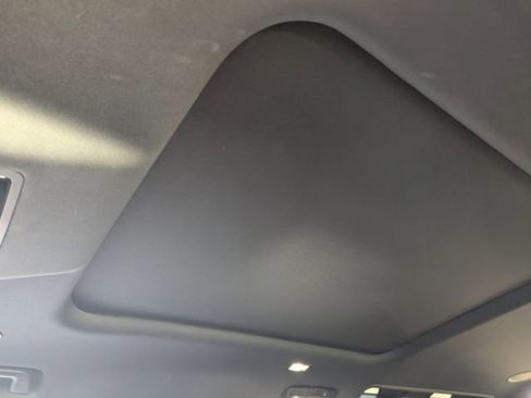 Used 2023 Land Rover Defender 110 image 30