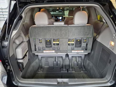Used 2017 Toyota Sienna XLE Premium FWD image 12