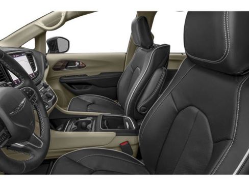 Used 2024 Chrysler Pacifica Limited FWD image 11