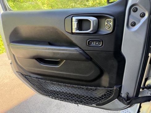 Used 2020 Jeep Wrangler Unlimited Sahara AWD/4WD image 26