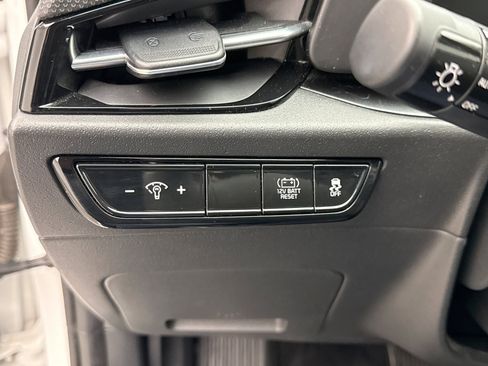 Used 2023 Kia Niro LX image 19