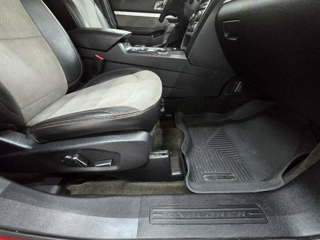 Used 2017 Ford Explorer XLT w/ Equipment Group 202A FWD image 18