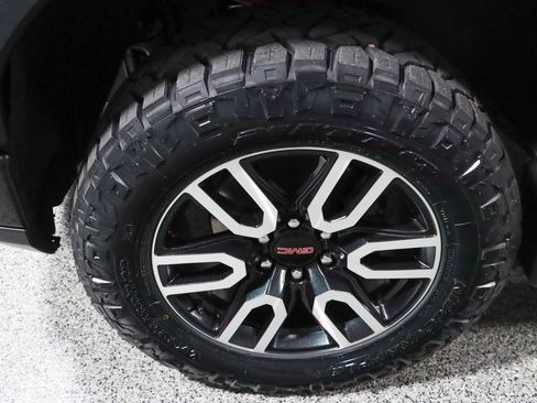 Used 2024 GMC Sierra 1500 AT4 w/ Technology Package AWD/4WD image 12