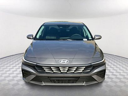New 2025 Hyundai Elantra SE
