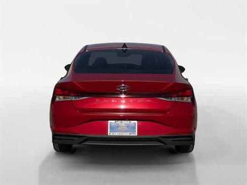 Certified 2022 Hyundai Elantra SEL w/ Convenience Package image 4