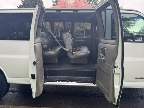 Used 2000 GMC Savana 3500 Extended Passenger RWD image 30