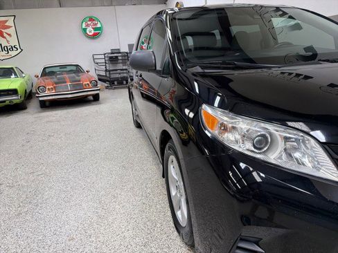 Used 2020 Toyota Sienna L image 36