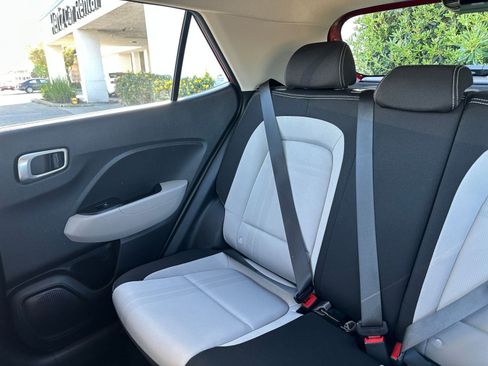 Used 2025 Hyundai Venue SEL image 41