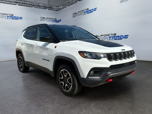 Used 2025 Jeep Compass Trailhawk AWD/4WD image 3