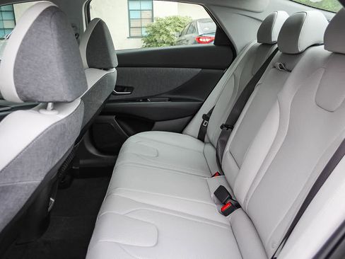 New 2025 Hyundai Elantra Limited image 18