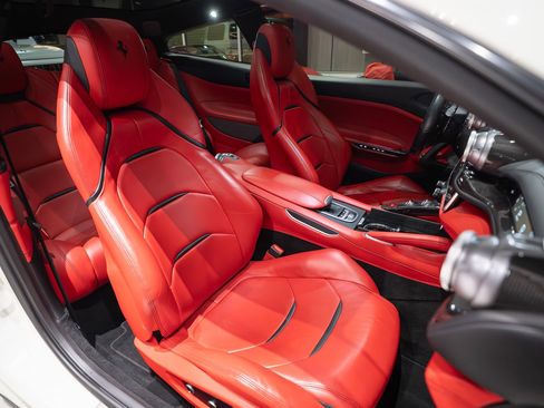 Used 2018 Ferrari GTC4Lusso T image 34