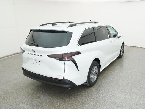 New 2026 Toyota Sienna XLE image 41