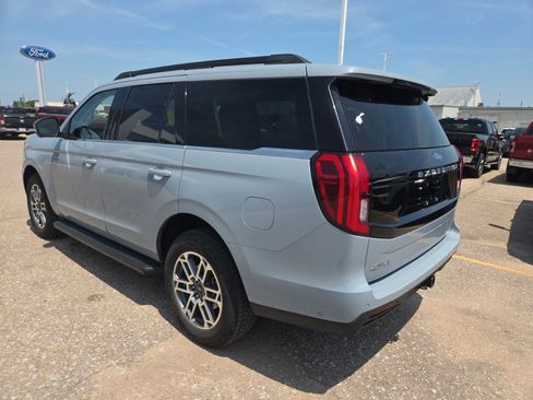 Used 2025 Ford Expedition Active AWD/4WD image 3