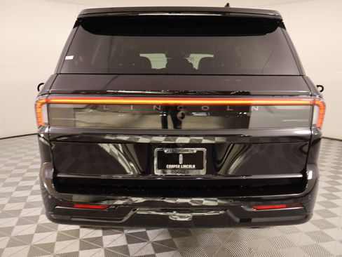 New 2026 Lincoln Navigator Premiere AWD/4WD image 22