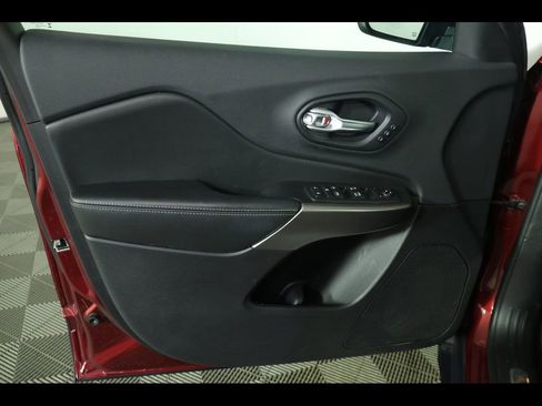 Used 2019 Jeep Cherokee Limited image 21