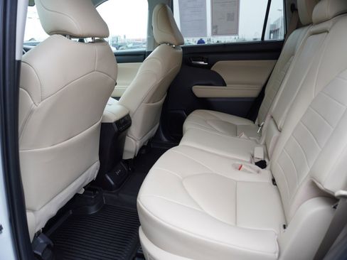 Used 2023 Toyota Highlander XLE image 15