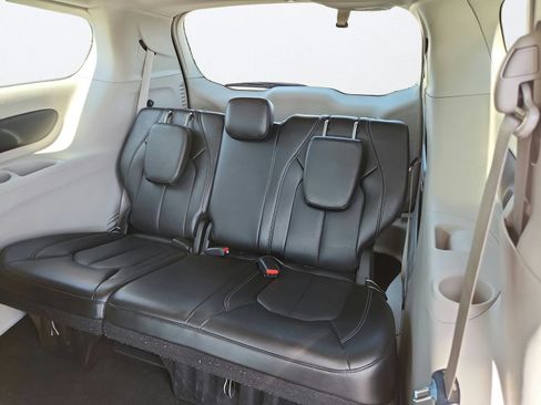 Used 2023 Chrysler Pacifica Touring-L FWD image 24