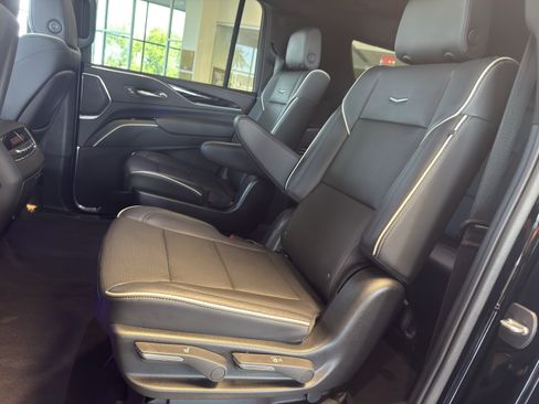 Certified 2022 Cadillac Escalade ESV Sport AWD/4WD image 17